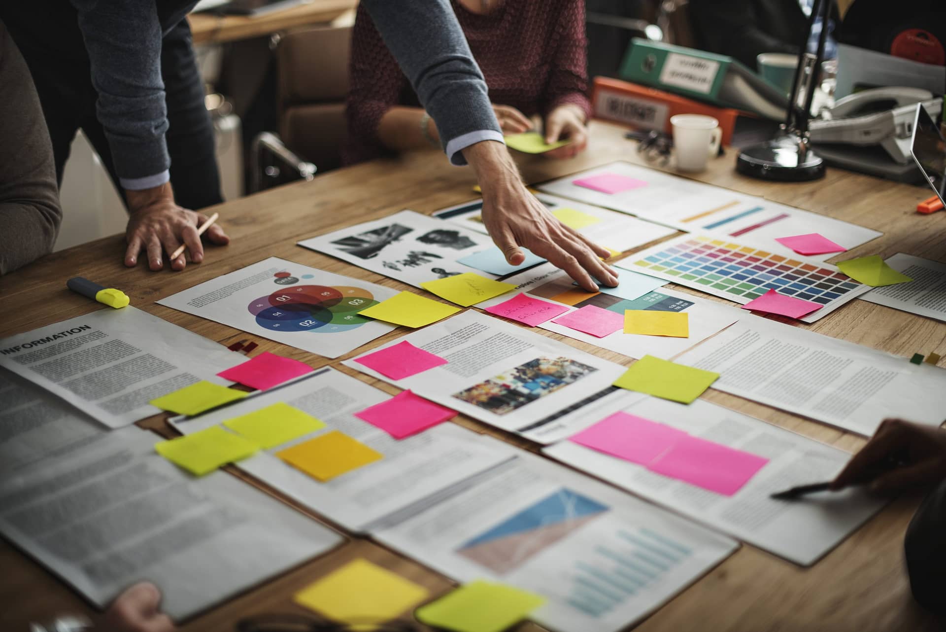personas trabajando en escritorio