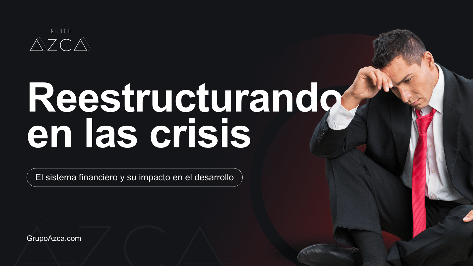 Retrato de manos cruzadas de mente sobre la pizarra